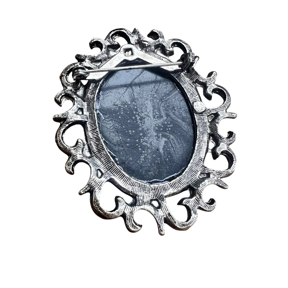 Vintage Style Diana the Huntress Cameo Brooch Silver Tone Filigree Frame Pin - Picture 3 of 6